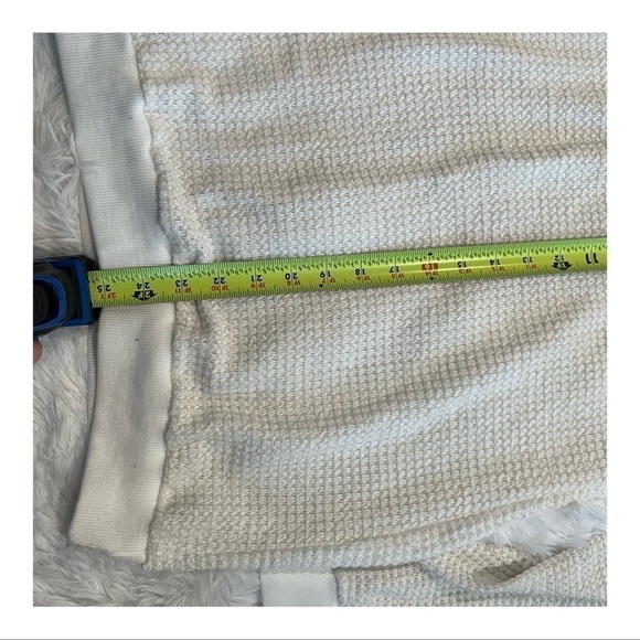 🩶 White Waffle Wide V Neck Pullover, Size M/L* - Picture 4 of 4
